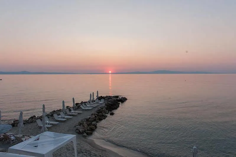 White Suites Afytos Hotel